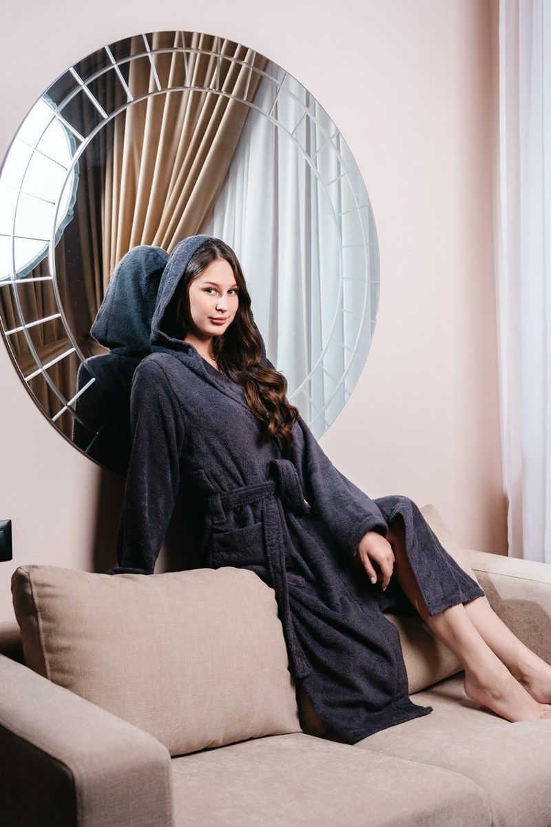 снимок Халат махровый женский с капюшоном тёмно-серый от магазина BIO-TEXTILES ОПТ