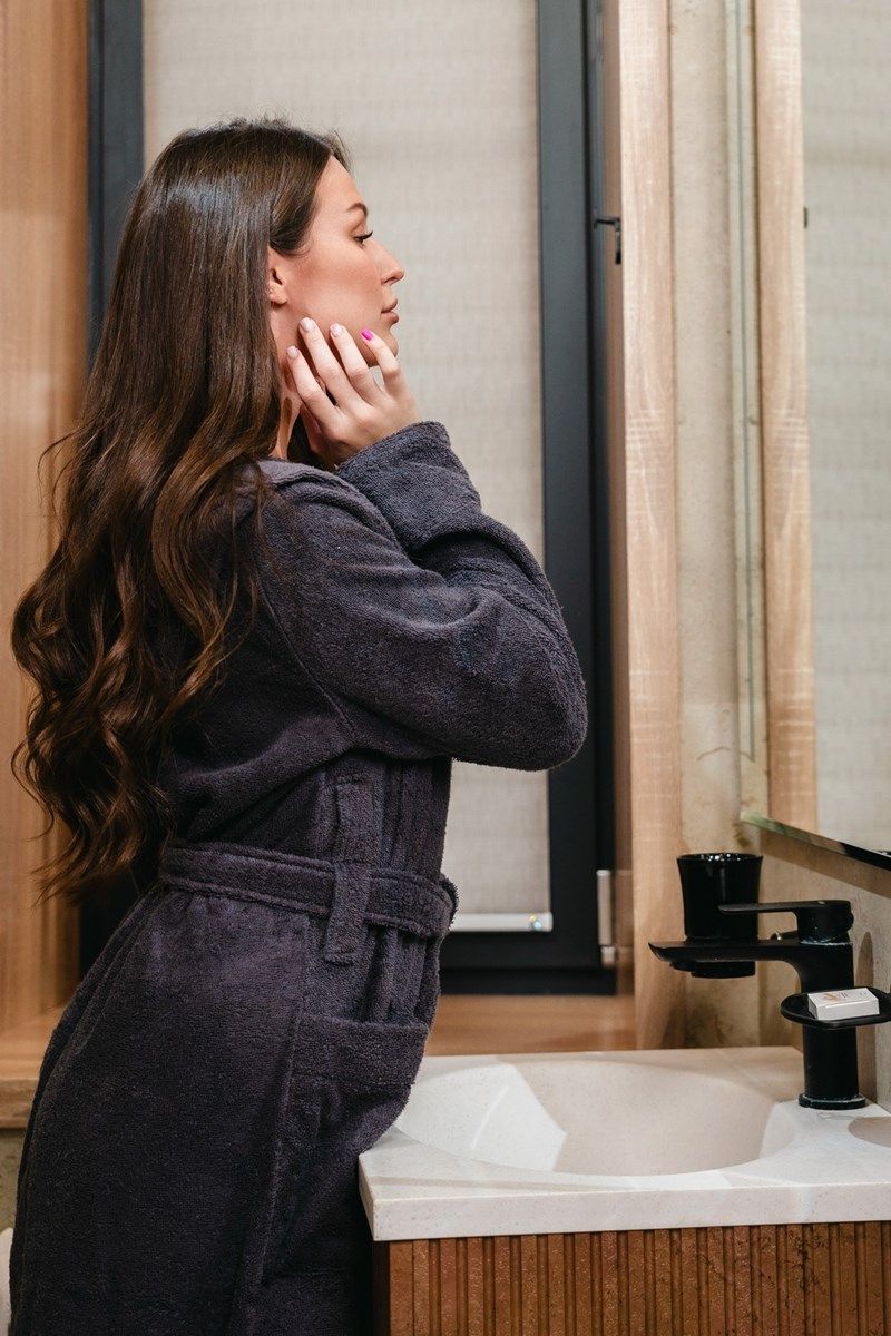 снимок Халат махровый женский с капюшоном тёмно-серый от магазина BIO-TEXTILES ОПТ